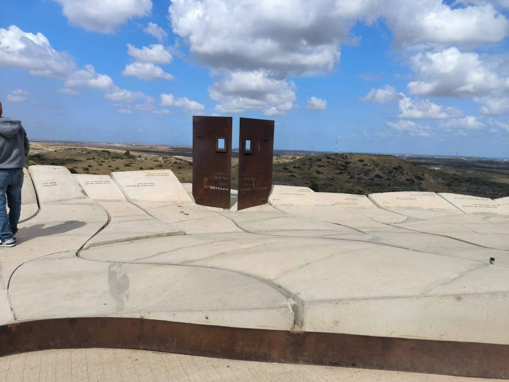 אנדרטת הארבעה במצפה שדרות(גבעת העיתונאים או גבעת קובי)