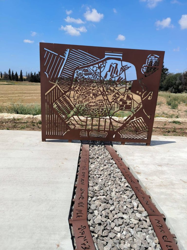 אנדרטת "כתב ושם" בכפר עזה(מול מעוז מול עזה)
